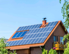 Einfamilienhaus mit Photovoltaik-Anlage auf Dach